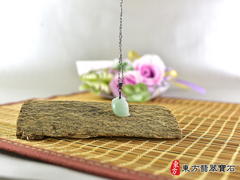 意境翡翠壽桃項鍊玉珮（福壽雙全：壽桃牌A貨翡翠壽桃玉珮、緬甸玉壽桃玉墜）。綠色糯種壽桃，FW245。客製化訂做各種翡翠壽桃吊墜玉珮項鍊。★附A貨翡翠雙證書