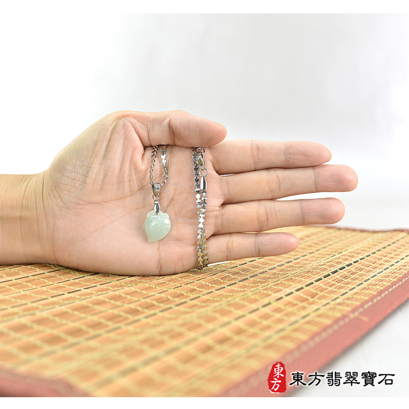 大小翡翠壽桃項鍊玉珮（福壽雙全：壽桃牌A貨翡翠壽桃玉珮、緬甸玉壽桃玉墜）。綠色糯種壽桃，FW245。客製化訂做各種翡翠壽桃吊墜玉珮項鍊。★附A貨翡翠雙證書