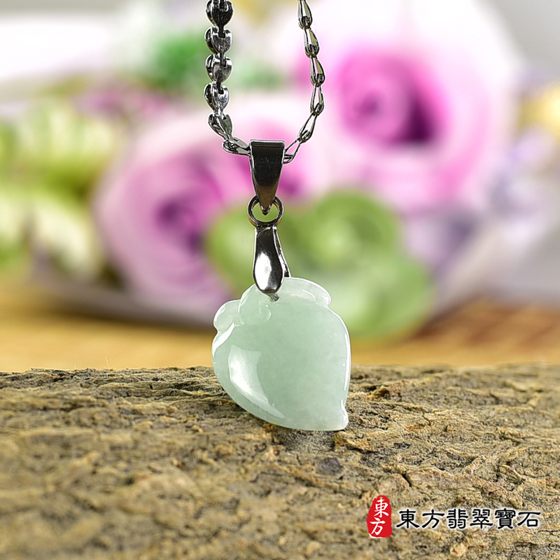 翡翠壽桃項鍊玉珮（福壽雙全：壽桃牌A貨翡翠壽桃玉珮、緬甸玉壽桃玉墜）。綠色糯種壽桃，FW246。客製化訂做各種翡翠壽桃吊墜玉珮項鍊。★附A貨翡翠雙證書