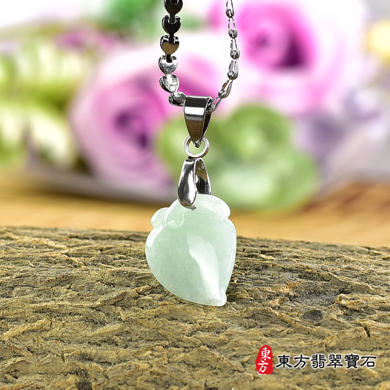 翡翠壽桃項鍊玉珮（福壽雙全：壽桃牌A貨翡翠壽桃玉珮、緬甸玉壽桃玉墜）。綠色糯種壽桃，FW246。客製化訂做各種翡翠壽桃吊墜玉珮項鍊。★附A貨翡翠雙證書