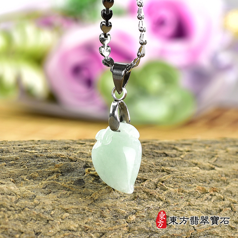 翡翠壽桃項鍊玉珮（福壽雙全：壽桃牌A貨翡翠壽桃玉珮、緬甸玉壽桃玉墜）。綠色糯種壽桃，FW246。客製化訂做各種翡翠壽桃吊墜玉珮項鍊。★附A貨翡翠雙證書