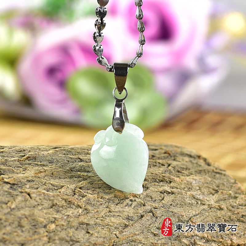 翡翠壽桃項鍊玉珮（福壽雙全：壽桃牌A貨翡翠壽桃玉珮、緬甸玉壽桃玉墜）。綠色糯種壽桃，FW246。客製化訂做各種翡翠壽桃吊墜玉珮項鍊。★附A貨翡翠雙證書