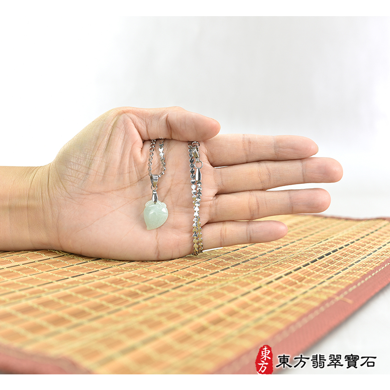 大小翡翠壽桃項鍊玉珮（福壽雙全：壽桃牌A貨翡翠壽桃玉珮、緬甸玉壽桃玉墜）。綠色糯種壽桃，FW246。客製化訂做各種翡翠壽桃吊墜玉珮項鍊。★附A貨翡翠雙證書