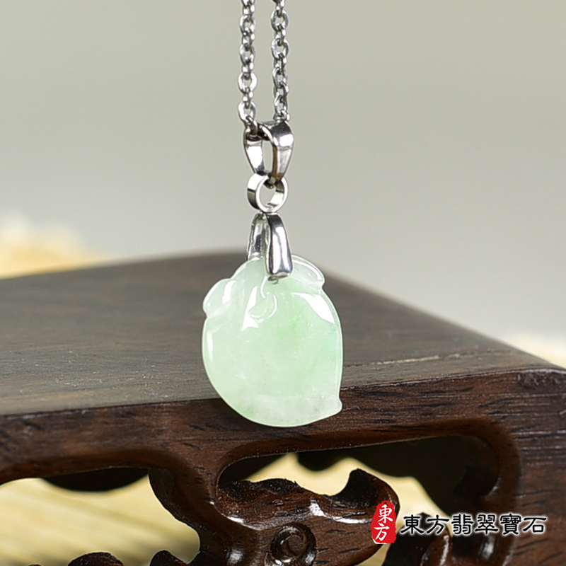 翡翠壽桃項鍊玉珮（福壽雙全：壽桃牌A貨翡翠壽桃玉珮、緬甸玉壽桃玉墜）。淺綠色糯種壽桃，FW248。客製化訂做各種翡翠壽桃吊墜玉珮項鍊。★附A貨翡翠雙證書