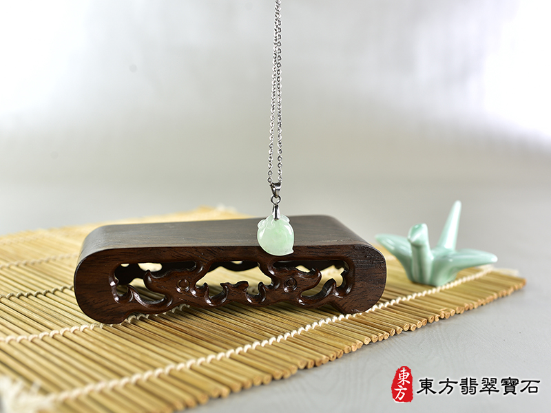 意境翡翠壽桃項鍊玉珮（福壽雙全：壽桃牌A貨翡翠壽桃玉珮、緬甸玉壽桃玉墜）。淺綠色糯種壽桃，FW248。客製化訂做各種翡翠壽桃吊墜玉珮項鍊。★附A貨翡翠雙證書
