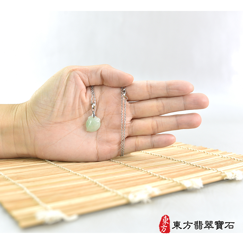 大小翡翠壽桃項鍊玉珮（福壽雙全：壽桃牌A貨翡翠壽桃玉珮、緬甸玉壽桃玉墜）。淺綠色糯種壽桃，FW248。客製化訂做各種翡翠壽桃吊墜玉珮項鍊。★附A貨翡翠雙證書