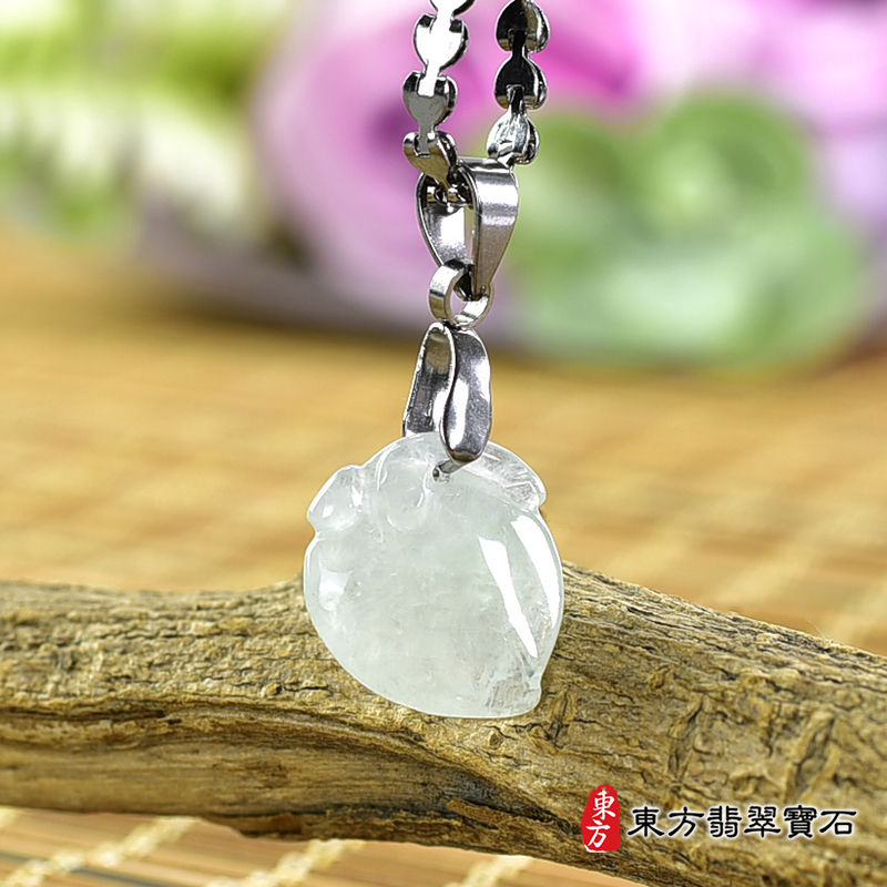 翡翠壽桃項鍊玉珮（福壽雙全：壽桃牌A貨翡翠壽桃玉珮、緬甸玉壽桃玉墜）。淺綠色冰糯種壽桃，FW249。客製化訂做各種翡翠壽桃吊墜玉珮項鍊。★附A貨翡翠雙證書