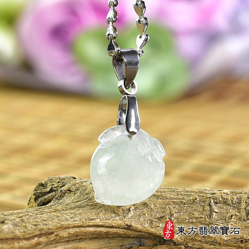 翡翠壽桃項鍊玉珮（福壽雙全：壽桃牌A貨翡翠壽桃玉珮、緬甸玉壽桃玉墜）。淺綠色冰糯種壽桃，FW249。客製化訂做各種翡翠壽桃吊墜玉珮項鍊。★附A貨翡翠雙證書