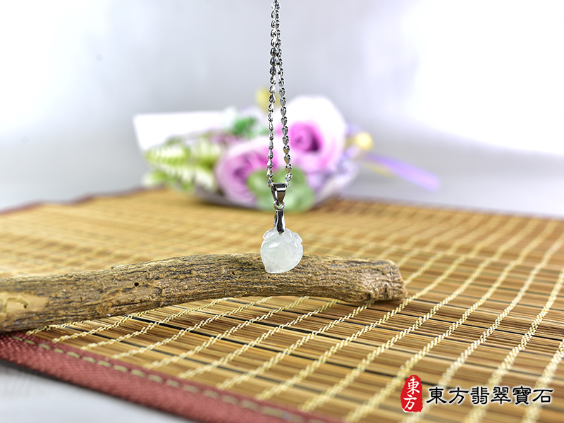 意境翡翠壽桃項鍊玉珮（福壽雙全：壽桃牌A貨翡翠壽桃玉珮、緬甸玉壽桃玉墜）。淺綠色冰糯種壽桃，FW249。客製化訂做各種翡翠壽桃吊墜玉珮項鍊。★附A貨翡翠雙證書