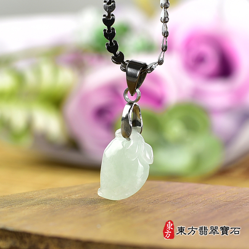翡翠壽桃項鍊玉珮（福壽雙全：壽桃牌A貨翡翠壽桃玉珮、緬甸玉壽桃玉墜）。淺綠色糯種壽桃，FW250。客製化訂做各種翡翠壽桃吊墜玉珮項鍊。★附A貨翡翠雙證書