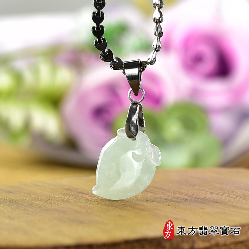 翡翠壽桃項鍊玉珮（福壽雙全：壽桃牌A貨翡翠壽桃玉珮、緬甸玉壽桃玉墜）。淺綠色糯種壽桃，FW250。客製化訂做各種翡翠壽桃吊墜玉珮項鍊。★附A貨翡翠雙證書