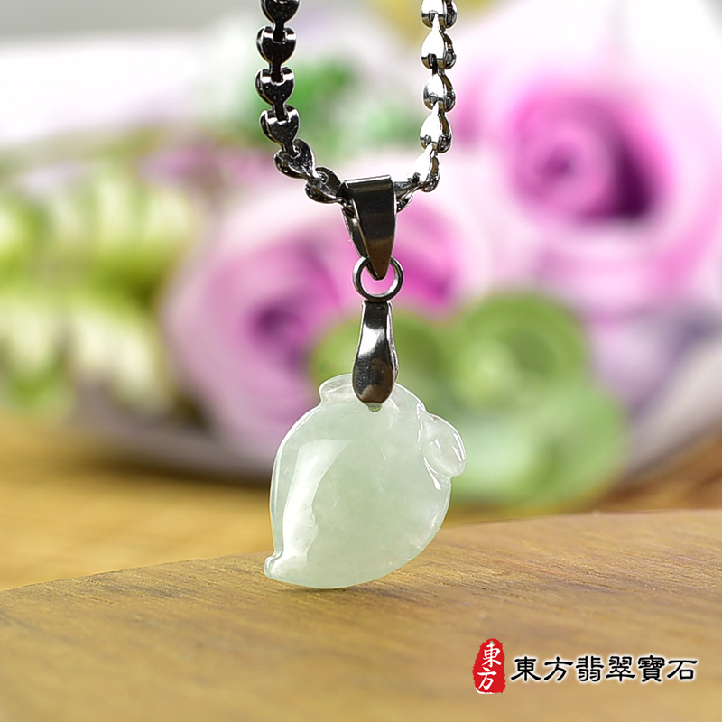 翡翠壽桃項鍊玉珮（福壽雙全：壽桃牌A貨翡翠壽桃玉珮、緬甸玉壽桃玉墜）。淺綠色糯種壽桃，FW250。客製化訂做各種翡翠壽桃吊墜玉珮項鍊。★附A貨翡翠雙證書