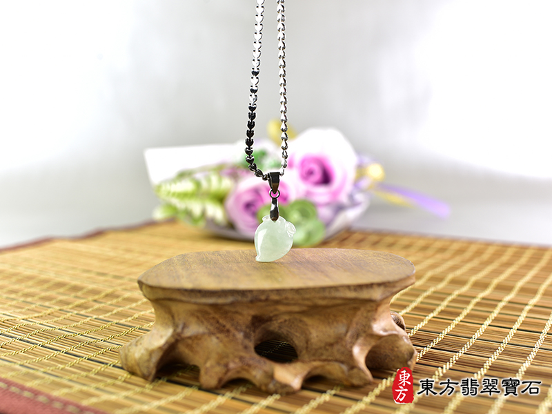 意境翡翠壽桃項鍊玉珮（福壽雙全：壽桃牌A貨翡翠壽桃玉珮、緬甸玉壽桃玉墜）。淺綠色糯種壽桃，FW250。客製化訂做各種翡翠壽桃吊墜玉珮項鍊。★附A貨翡翠雙證書