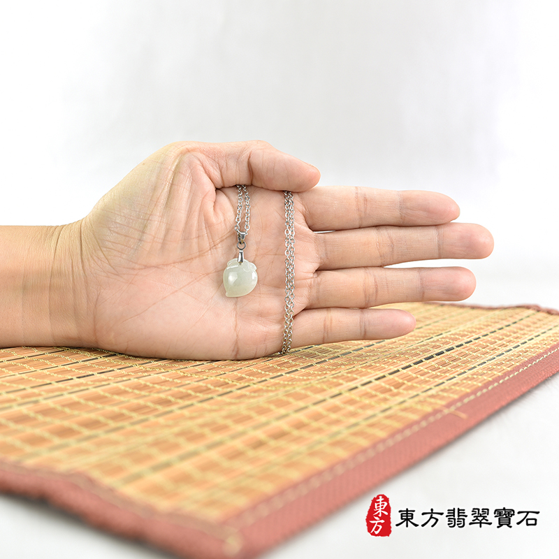 大小翡翠壽桃項鍊玉珮（福壽雙全：壽桃牌A貨翡翠壽桃玉珮、緬甸玉壽桃玉墜）。淺綠色糯種壽桃，FW250。客製化訂做各種翡翠壽桃吊墜玉珮項鍊。★附A貨翡翠雙證書