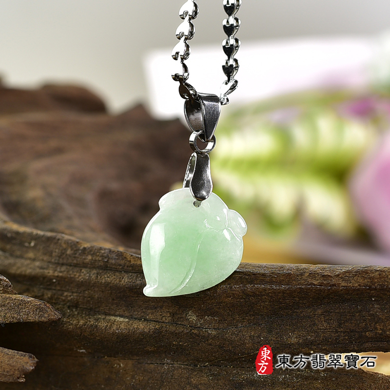 翡翠壽桃項鍊玉珮（福壽雙全：壽桃牌A貨翡翠壽桃玉珮、緬甸玉壽桃玉墜）。淺綠色糯種壽桃，FW251。客製化訂做各種翡翠壽桃吊墜玉珮項鍊。★附A貨翡翠雙證書