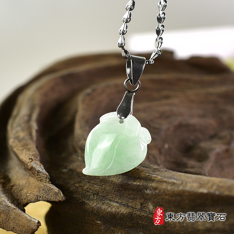 翡翠壽桃項鍊玉珮（福壽雙全：壽桃牌A貨翡翠壽桃玉珮、緬甸玉壽桃玉墜）。淺綠色糯種壽桃，FW251。客製化訂做各種翡翠壽桃吊墜玉珮項鍊。★附A貨翡翠雙證書