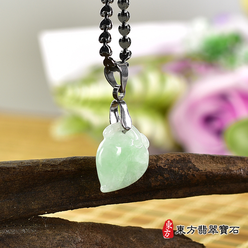翡翠壽桃項鍊玉珮（福壽雙全：壽桃牌A貨翡翠壽桃玉珮、緬甸玉壽桃玉墜）。淺綠色糯種壽桃，FW251。客製化訂做各種翡翠壽桃吊墜玉珮項鍊。★附A貨翡翠雙證書
