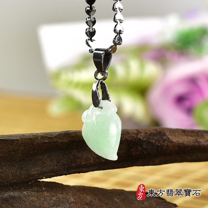 翡翠壽桃項鍊玉珮（福壽雙全：壽桃牌A貨翡翠壽桃玉珮、緬甸玉壽桃玉墜）。淺綠色糯種壽桃，FW251。客製化訂做各種翡翠壽桃吊墜玉珮項鍊。★附A貨翡翠雙證書