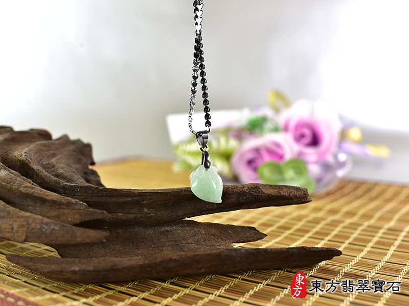 意境翡翠壽桃項鍊玉珮（福壽雙全：壽桃牌A貨翡翠壽桃玉珮、緬甸玉壽桃玉墜）。淺綠色糯種壽桃，FW251。客製化訂做各種翡翠壽桃吊墜玉珮項鍊。★附A貨翡翠雙證書