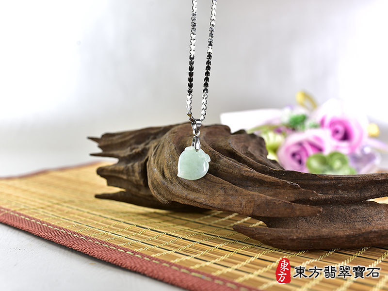 意境翡翠壽桃項鍊玉珮（福壽雙全：壽桃牌A貨翡翠壽桃玉珮、緬甸玉壽桃玉墜）。淺綠色糯種壽桃，FW252。客製化訂做各種翡翠壽桃吊墜玉珮項鍊。★附A貨翡翠雙證書