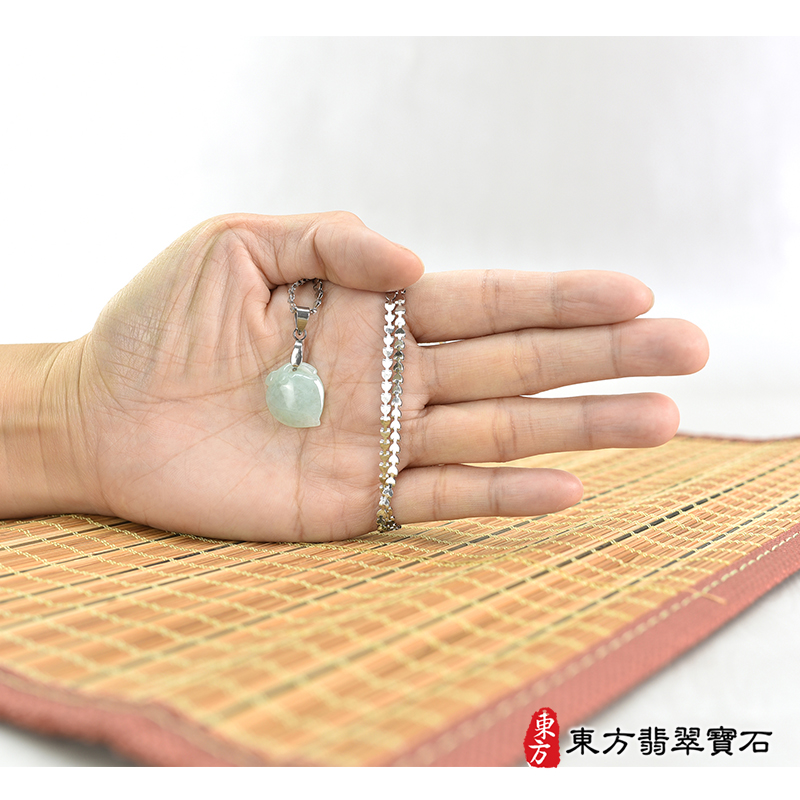 大小翡翠壽桃項鍊玉珮（福壽雙全：壽桃牌A貨翡翠壽桃玉珮、緬甸玉壽桃玉墜）。淺綠色糯種壽桃，FW252。客製化訂做各種翡翠壽桃吊墜玉珮項鍊。★附A貨翡翠雙證書