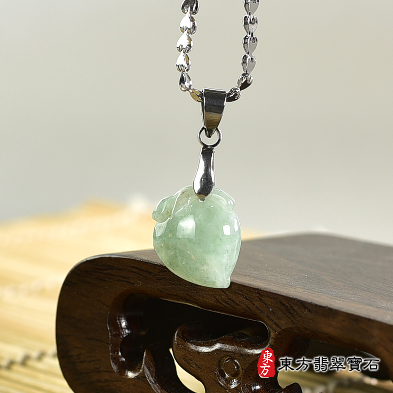 翡翠壽桃項鍊玉珮（福壽雙全：壽桃牌A貨翡翠壽桃玉珮、緬甸玉壽桃玉墜）。綠色糯豆種壽桃，FW253。客製化訂做各種翡翠壽桃吊墜玉珮項鍊。★附A貨翡翠雙證書