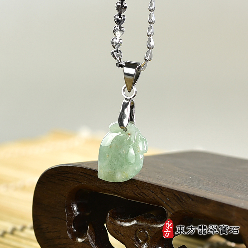 翡翠壽桃項鍊玉珮（福壽雙全：壽桃牌A貨翡翠壽桃玉珮、緬甸玉壽桃玉墜）。綠色糯豆種壽桃，FW253。客製化訂做各種翡翠壽桃吊墜玉珮項鍊。★附A貨翡翠雙證書