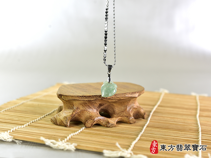 意境翡翠壽桃項鍊玉珮（福壽雙全：壽桃牌A貨翡翠壽桃玉珮、緬甸玉壽桃玉墜）。綠色糯豆種壽桃，FW253。客製化訂做各種翡翠壽桃吊墜玉珮項鍊。★附A貨翡翠雙證書
