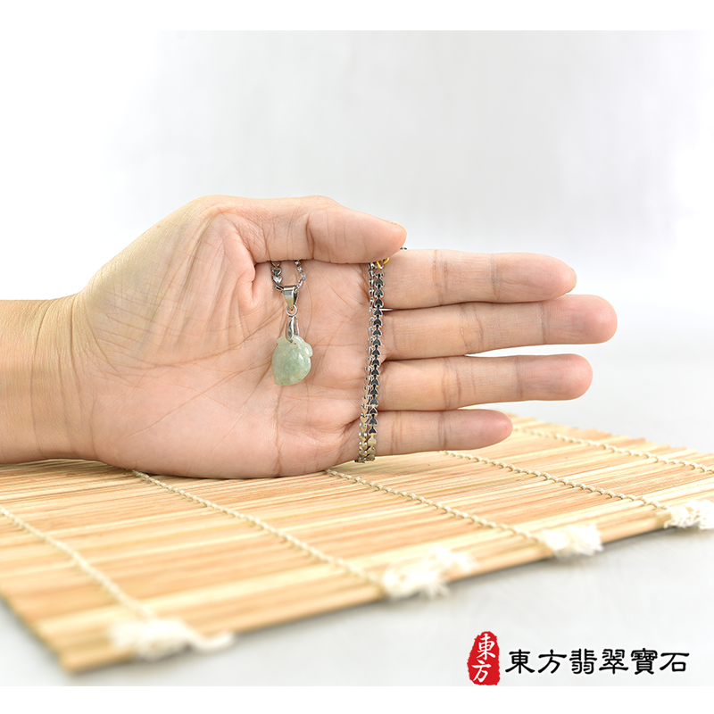 大小翡翠壽桃項鍊玉珮（福壽雙全：壽桃牌A貨翡翠壽桃玉珮、緬甸玉壽桃玉墜）。綠色糯豆種壽桃，FW253。客製化訂做各種翡翠壽桃吊墜玉珮項鍊。★附A貨翡翠雙證書