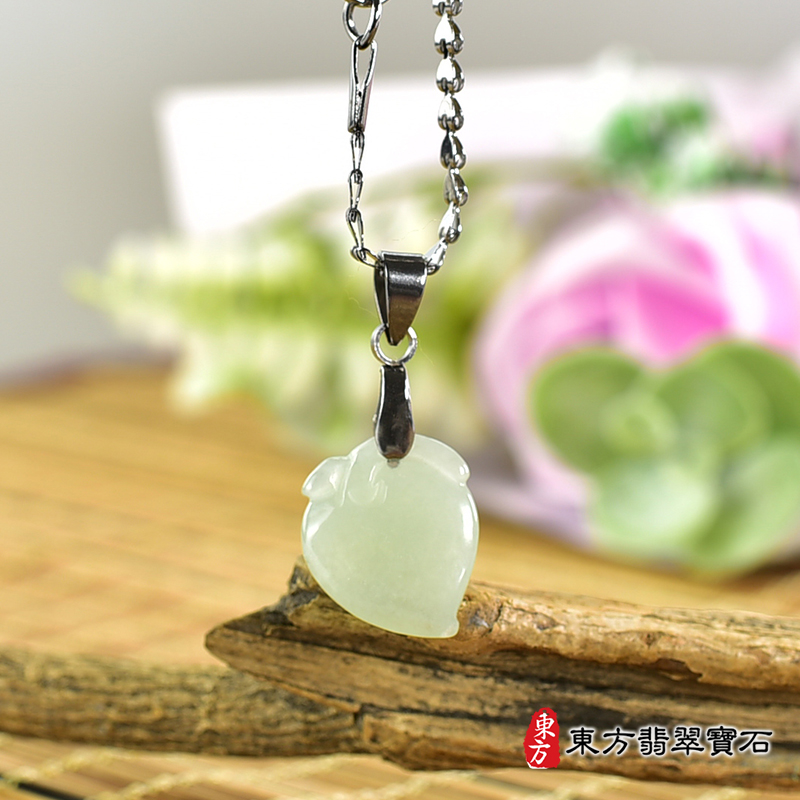 翡翠壽桃項鍊玉珮（福壽雙全：壽桃牌A貨翡翠壽桃玉珮、緬甸玉壽桃玉墜）。淺綠色細糯種壽桃，FW254。客製化訂做各種翡翠壽桃吊墜玉珮項鍊。★附A貨翡翠雙證書