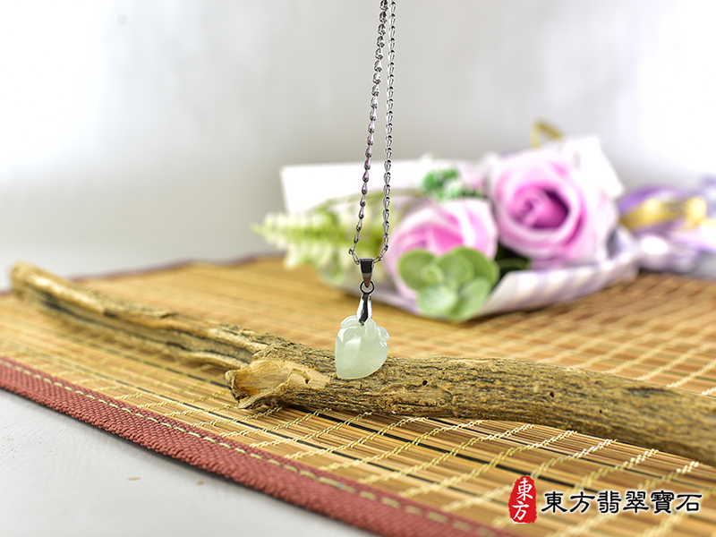 意境翡翠壽桃項鍊玉珮（福壽雙全：壽桃牌A貨翡翠壽桃玉珮、緬甸玉壽桃玉墜）。淺綠色細糯種壽桃，FW254。客製化訂做各種翡翠壽桃吊墜玉珮項鍊。★附A貨翡翠雙證書