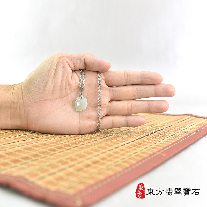 大小翡翠壽桃項鍊玉珮（福壽雙全：壽桃牌A貨翡翠壽桃玉珮、緬甸玉壽桃玉墜）。淺綠色細糯種壽桃，FW254。客製化訂做各種翡翠壽桃吊墜玉珮項鍊。★附A貨翡翠雙證書