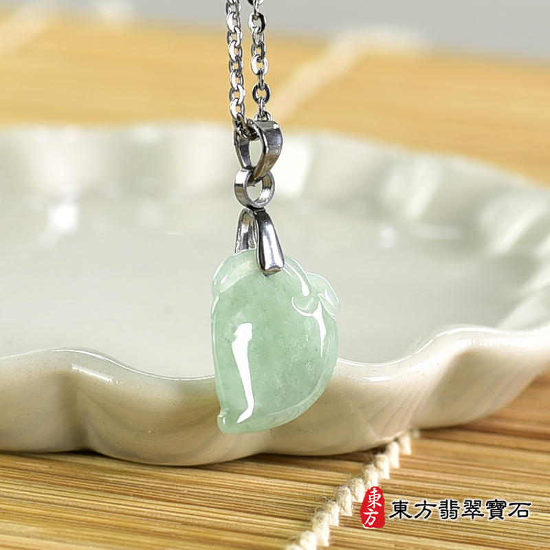 翡翠壽桃項鍊玉珮（福壽雙全：壽桃牌A貨翡翠壽桃玉珮、緬甸玉壽桃玉墜）。綠色糯種壽桃，FW255。客製化訂做各種翡翠壽桃吊墜玉珮項鍊。★附A貨翡翠雙證書