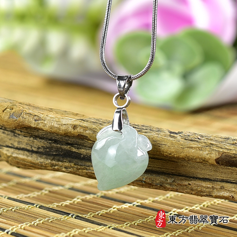 翡翠壽桃項鍊玉珮（福壽雙全：壽桃牌A貨翡翠壽桃玉珮、緬甸玉壽桃玉墜）。淺綠色糯種壽桃，FW256。客製化訂做各種翡翠壽桃吊墜玉珮項鍊。★附A貨翡翠雙證書