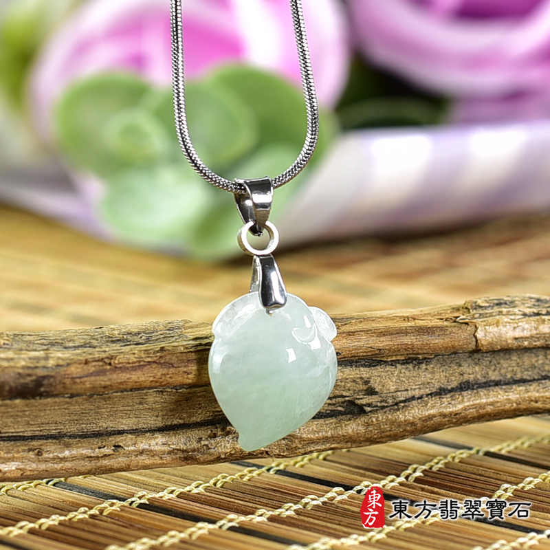 翡翠壽桃項鍊玉珮（福壽雙全：壽桃牌A貨翡翠壽桃玉珮、緬甸玉壽桃玉墜）。淺綠色糯種壽桃，FW256。客製化訂做各種翡翠壽桃吊墜玉珮項鍊。★附A貨翡翠雙證書