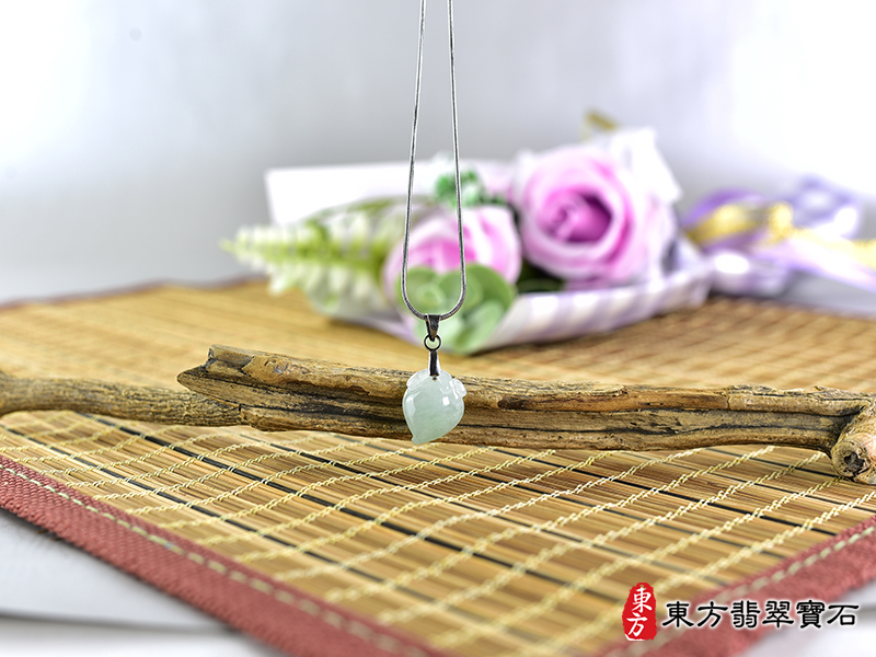 意境翡翠壽桃項鍊玉珮（福壽雙全：壽桃牌A貨翡翠壽桃玉珮、緬甸玉壽桃玉墜）。淺綠色糯種壽桃，FW256。客製化訂做各種翡翠壽桃吊墜玉珮項鍊。★附A貨翡翠雙證書