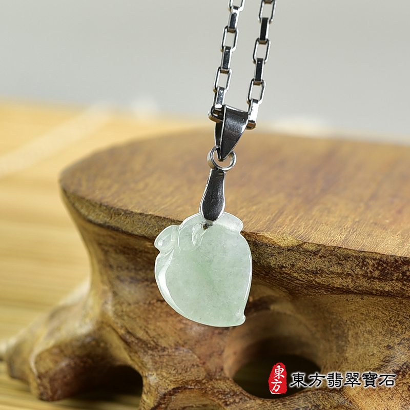 翡翠壽桃項鍊玉珮（福壽雙全：壽桃牌A貨翡翠壽桃玉珮、緬甸玉壽桃玉墜）。淺綠色糯種壽桃，FW257。客製化訂做各種翡翠壽桃吊墜玉珮項鍊。★附A貨翡翠雙證書