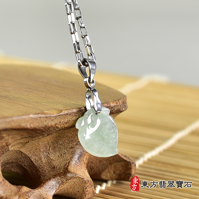 翡翠壽桃項鍊玉珮（福壽雙全：壽桃牌A貨翡翠壽桃玉珮、緬甸玉壽桃玉墜）。淺綠色糯種壽桃，FW257。客製化訂做各種翡翠壽桃吊墜玉珮項鍊。★附A貨翡翠雙證書