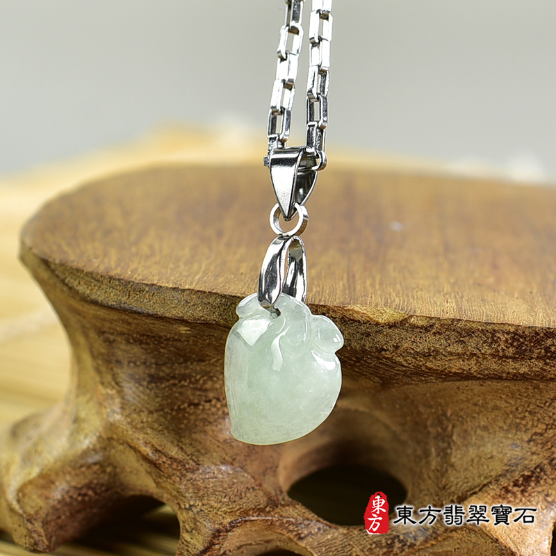 翡翠壽桃項鍊玉珮（福壽雙全：壽桃牌A貨翡翠壽桃玉珮、緬甸玉壽桃玉墜）。淺綠色糯種壽桃，FW257。客製化訂做各種翡翠壽桃吊墜玉珮項鍊。★附A貨翡翠雙證書