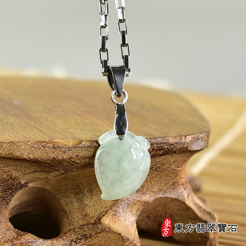 翡翠壽桃項鍊玉珮（福壽雙全：壽桃牌A貨翡翠壽桃玉珮、緬甸玉壽桃玉墜）。淺綠色糯種壽桃，FW257。客製化訂做各種翡翠壽桃吊墜玉珮項鍊。★附A貨翡翠雙證書
