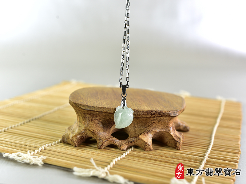 意境翡翠壽桃項鍊玉珮（福壽雙全：壽桃牌A貨翡翠壽桃玉珮、緬甸玉壽桃玉墜）。淺綠色糯種壽桃，FW257。客製化訂做各種翡翠壽桃吊墜玉珮項鍊。★附A貨翡翠雙證書