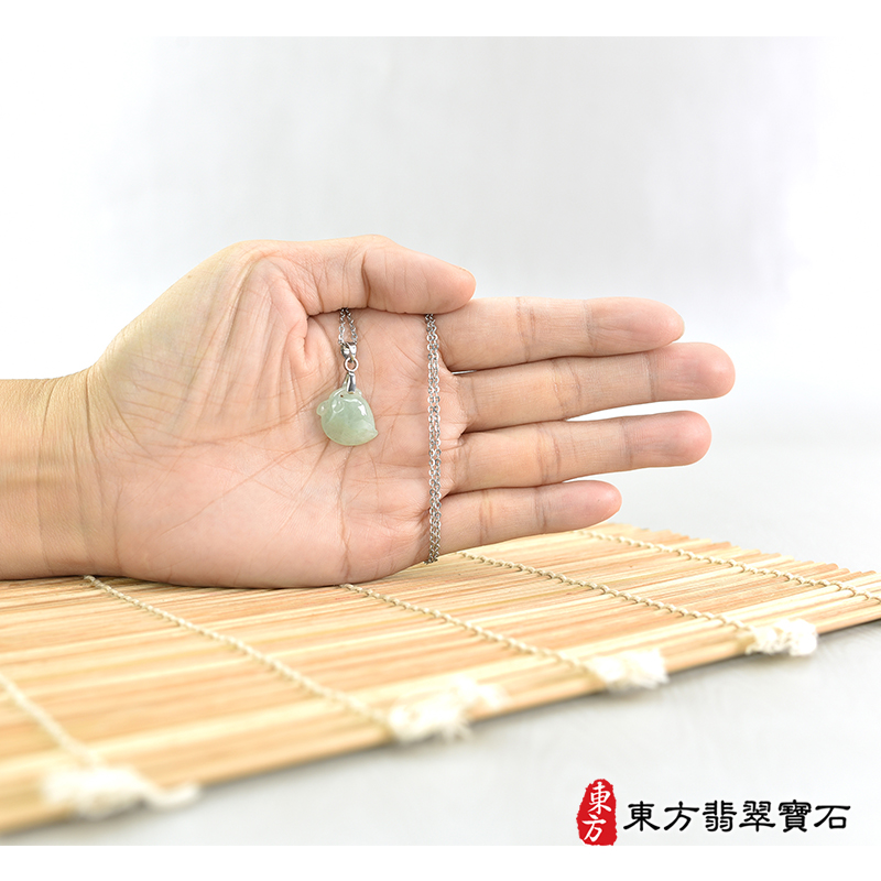 大小翡翠壽桃項鍊玉珮（福壽雙全：壽桃牌A貨翡翠壽桃玉珮、緬甸玉壽桃玉墜）。淺綠色糯種壽桃，FW257。客製化訂做各種翡翠壽桃吊墜玉珮項鍊。★附A貨翡翠雙證書