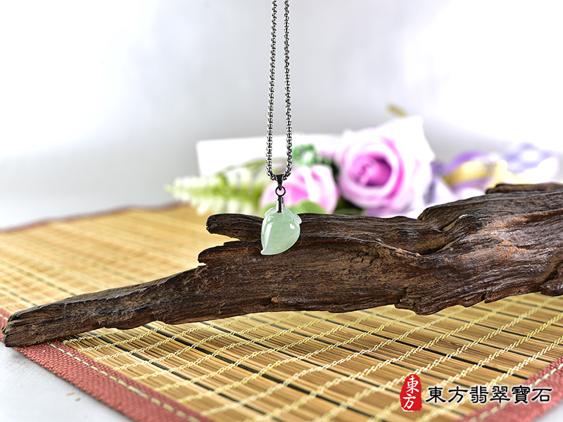 意境翡翠壽桃項鍊玉珮（福壽雙全：壽桃牌A貨翡翠壽桃玉珮、緬甸玉壽桃玉墜）。淺綠色糯種壽桃，FW258。客製化訂做各種翡翠壽桃吊墜玉珮項鍊。★附A貨翡翠雙證書