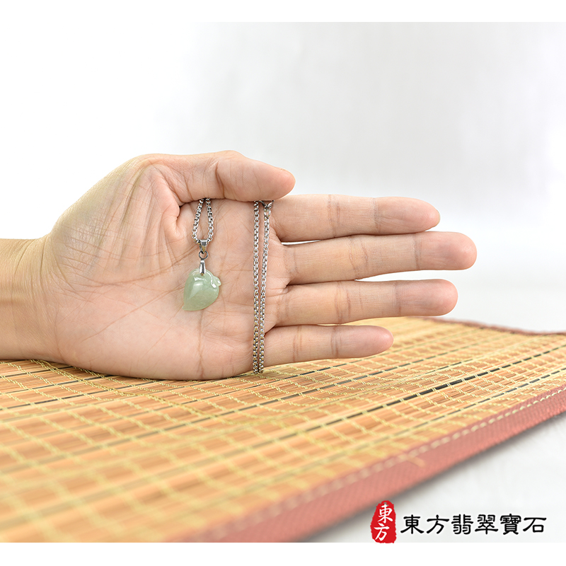 大小翡翠壽桃項鍊玉珮（福壽雙全：壽桃牌A貨翡翠壽桃玉珮、緬甸玉壽桃玉墜）。淺綠色糯種壽桃，FW258。客製化訂做各種翡翠壽桃吊墜玉珮項鍊。★附A貨翡翠雙證書