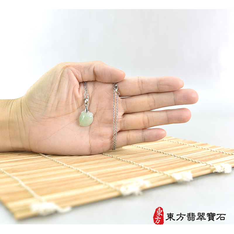 大小翡翠壽桃項鍊玉珮（福壽雙全：壽桃牌A貨翡翠壽桃玉珮、緬甸玉壽桃玉墜）。淺綠色糯種壽桃，FW259。客製化訂做各種翡翠壽桃吊墜玉珮項鍊。★附A貨翡翠雙證書