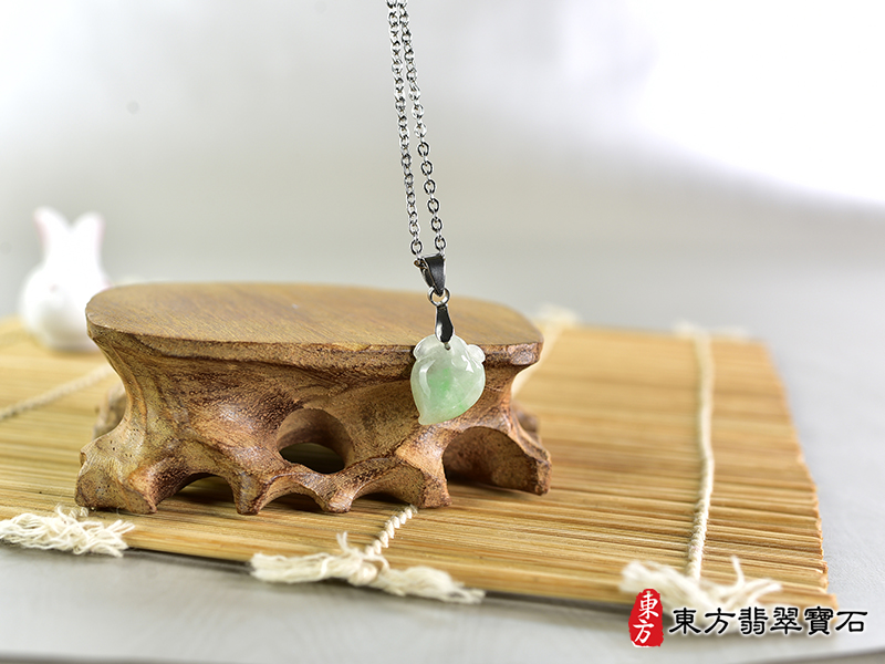 意境翡翠壽桃項鍊玉珮（福壽雙全：壽桃牌A貨翡翠壽桃玉珮、緬甸玉壽桃玉墜）。淺綠色糯種壽桃，FW259。客製化訂做各種翡翠壽桃吊墜玉珮項鍊。★附A貨翡翠雙證書