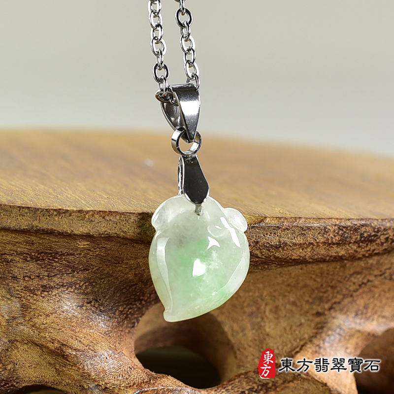 翡翠壽桃項鍊玉珮（福壽雙全：壽桃牌A貨翡翠壽桃玉珮、緬甸玉壽桃玉墜）。淺綠色糯種壽桃，FW259。客製化訂做各種翡翠壽桃吊墜玉珮項鍊。★附A貨翡翠雙證書