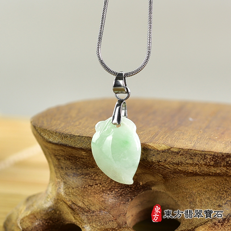 翡翠壽桃項鍊玉珮（福壽雙全：壽桃牌A貨翡翠壽桃玉珮、緬甸玉壽桃玉墜）。淺綠色糯種壽桃，FW260。客製化訂做各種翡翠壽桃吊墜玉珮項鍊。★附A貨翡翠雙證書
