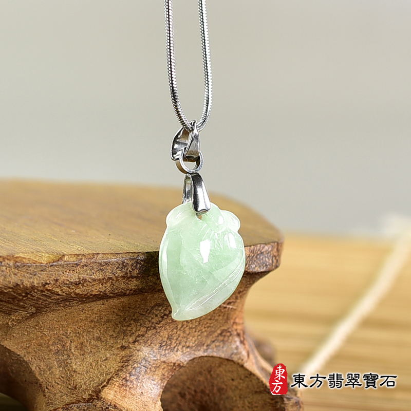 翡翠壽桃項鍊玉珮（福壽雙全：壽桃牌A貨翡翠壽桃玉珮、緬甸玉壽桃玉墜）。淺綠色糯種壽桃，FW260。客製化訂做各種翡翠壽桃吊墜玉珮項鍊。★附A貨翡翠雙證書