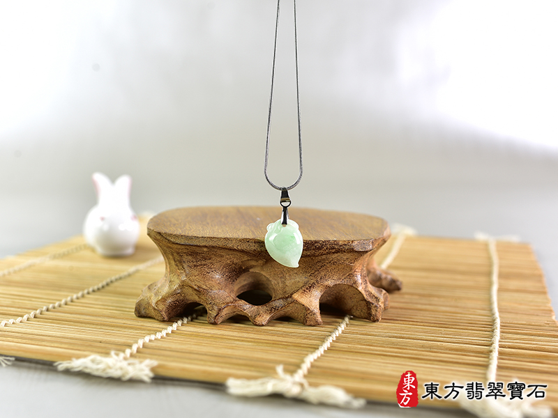 意境翡翠壽桃項鍊玉珮（福壽雙全：壽桃牌A貨翡翠壽桃玉珮、緬甸玉壽桃玉墜）。淺綠色糯種壽桃，FW260。客製化訂做各種翡翠壽桃吊墜玉珮項鍊。★附A貨翡翠雙證書